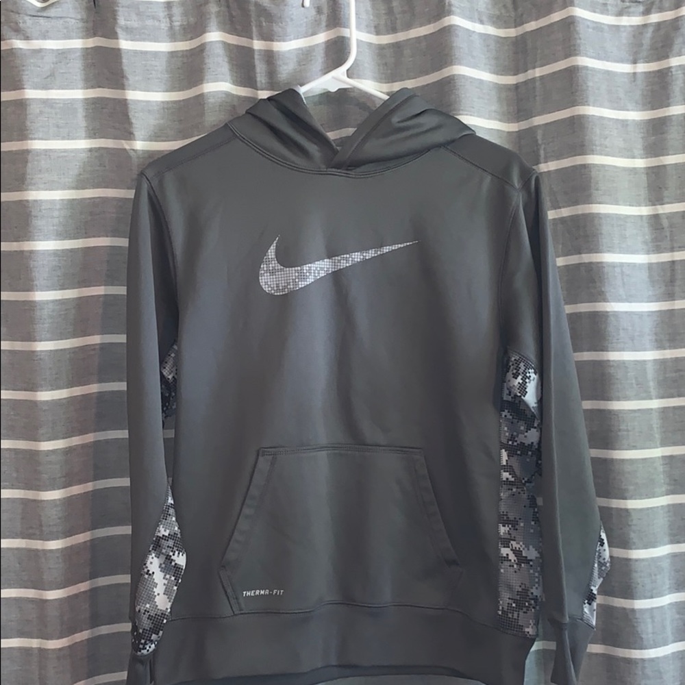 Grey Nike boys therms-fit sweatshirt